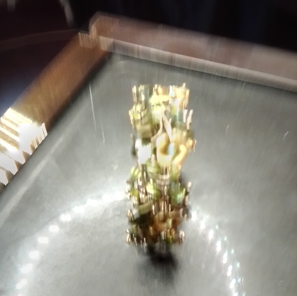 Green and Gold Jewelry bracelet - Picture 2 of 2